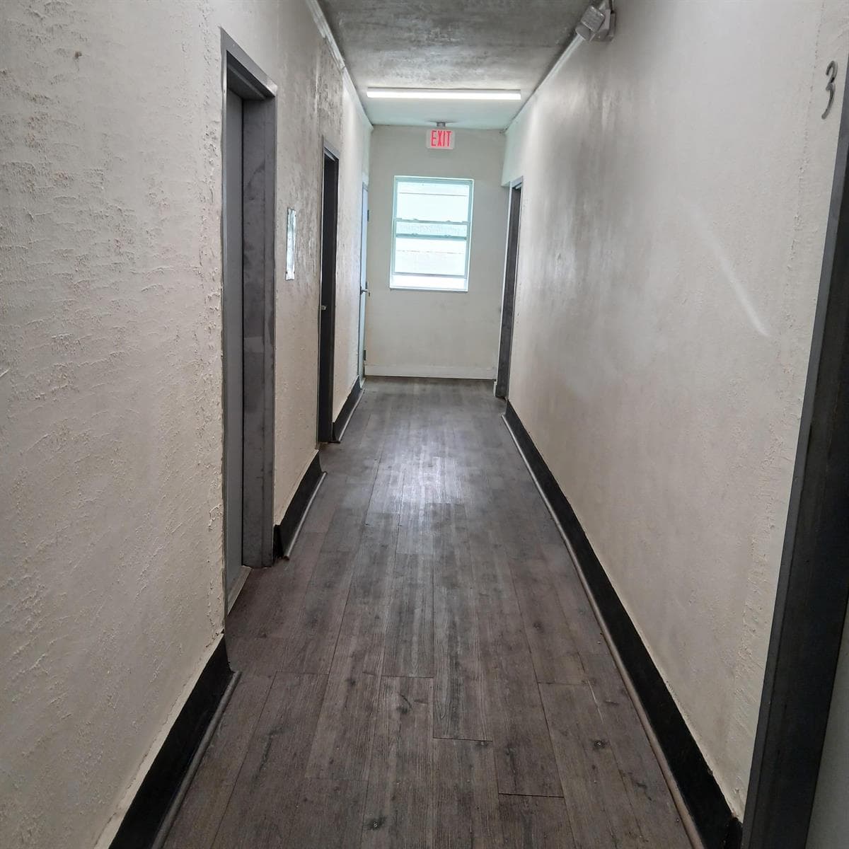 Common Hallway. Pasillo común.