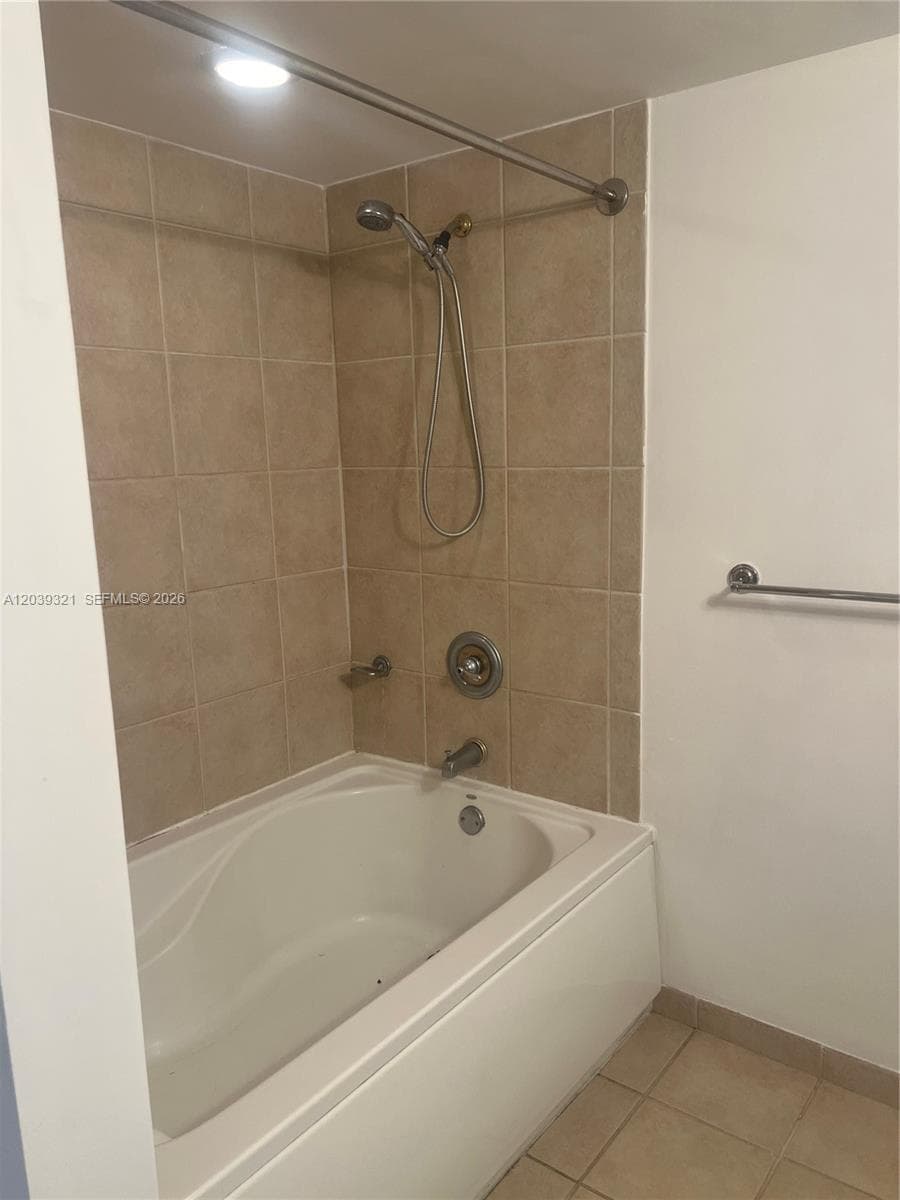 TURNBERRY ON THE GREEN CO · #611 in Aventura - Photo 17