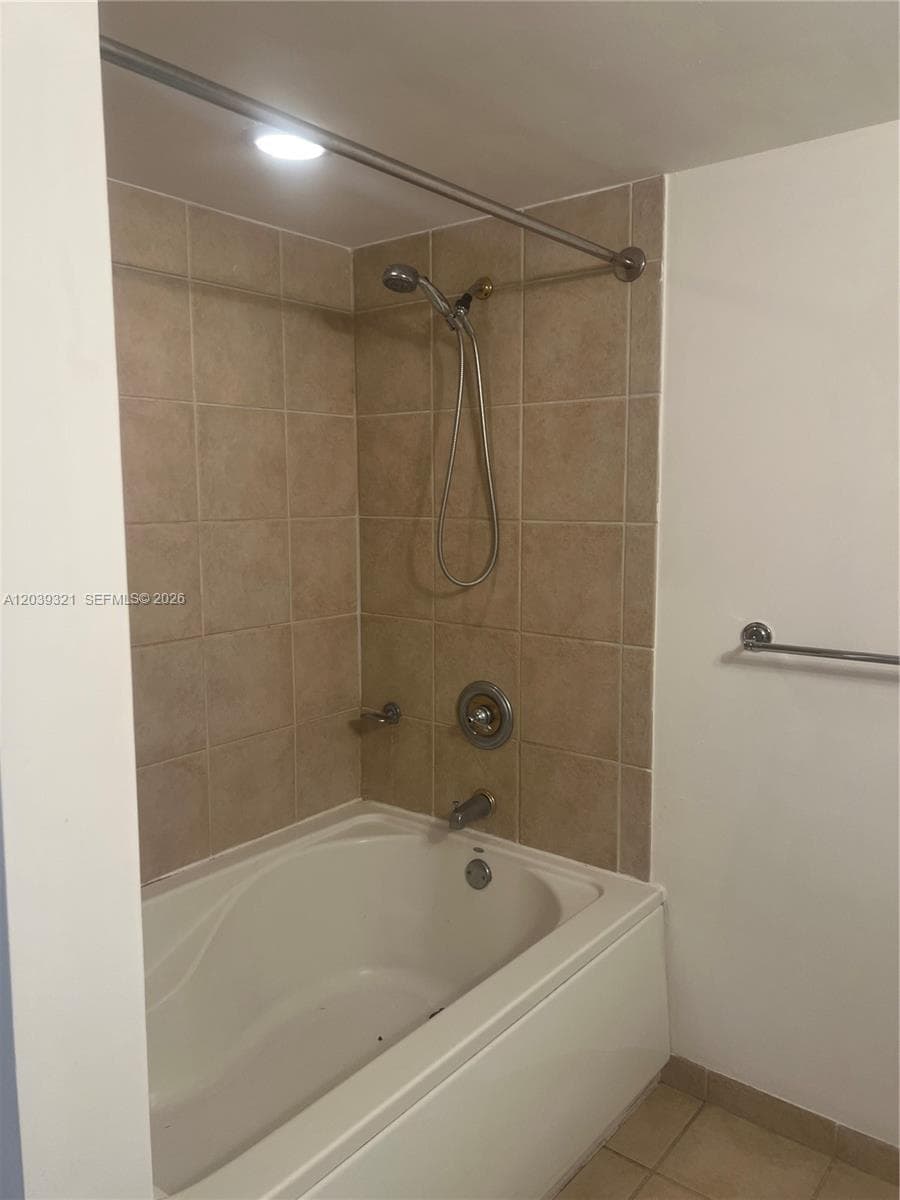 TURNBERRY ON THE GREEN CO · #611 in Aventura - Photo 18