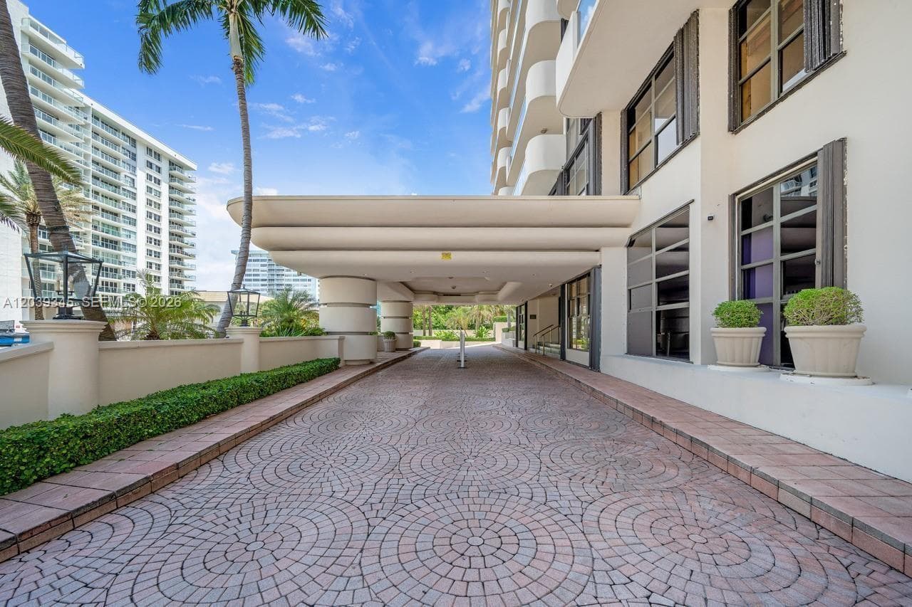 LEXCELLENCE CONDO · #702 in Miami Beach - Photo 4