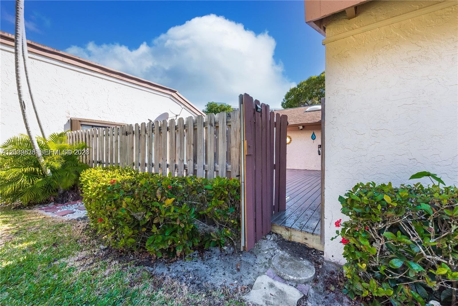 601 Leslie Dr photo 23