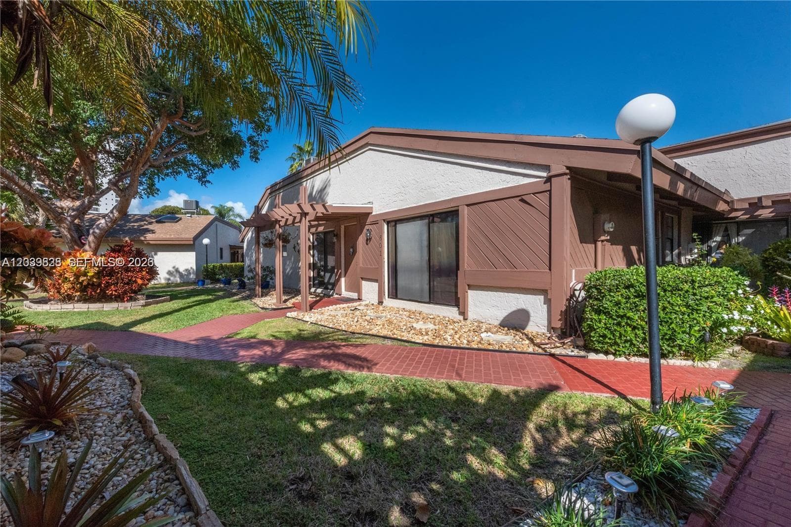 601 Leslie Dr photo 2
