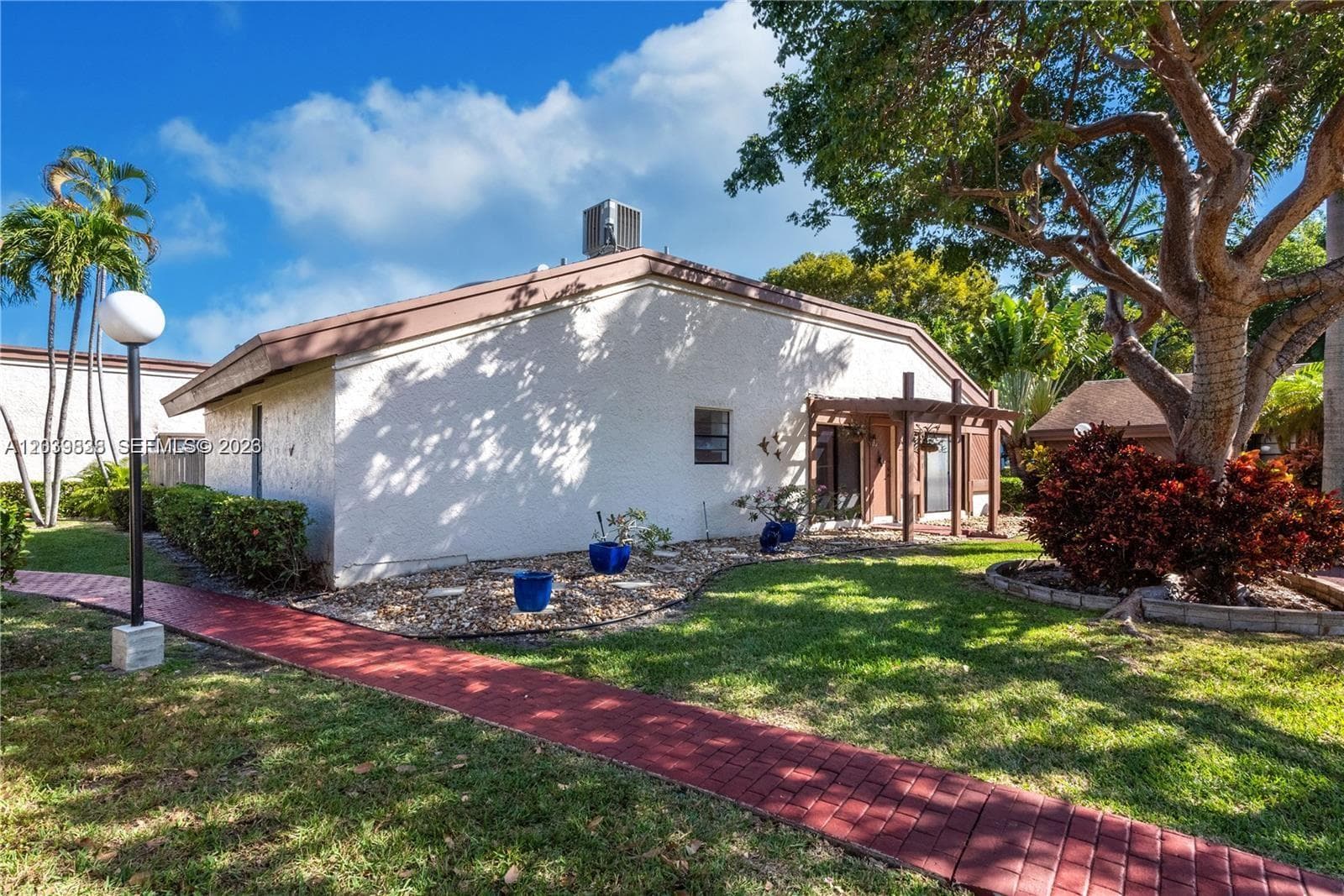 601 Leslie Dr photo 24