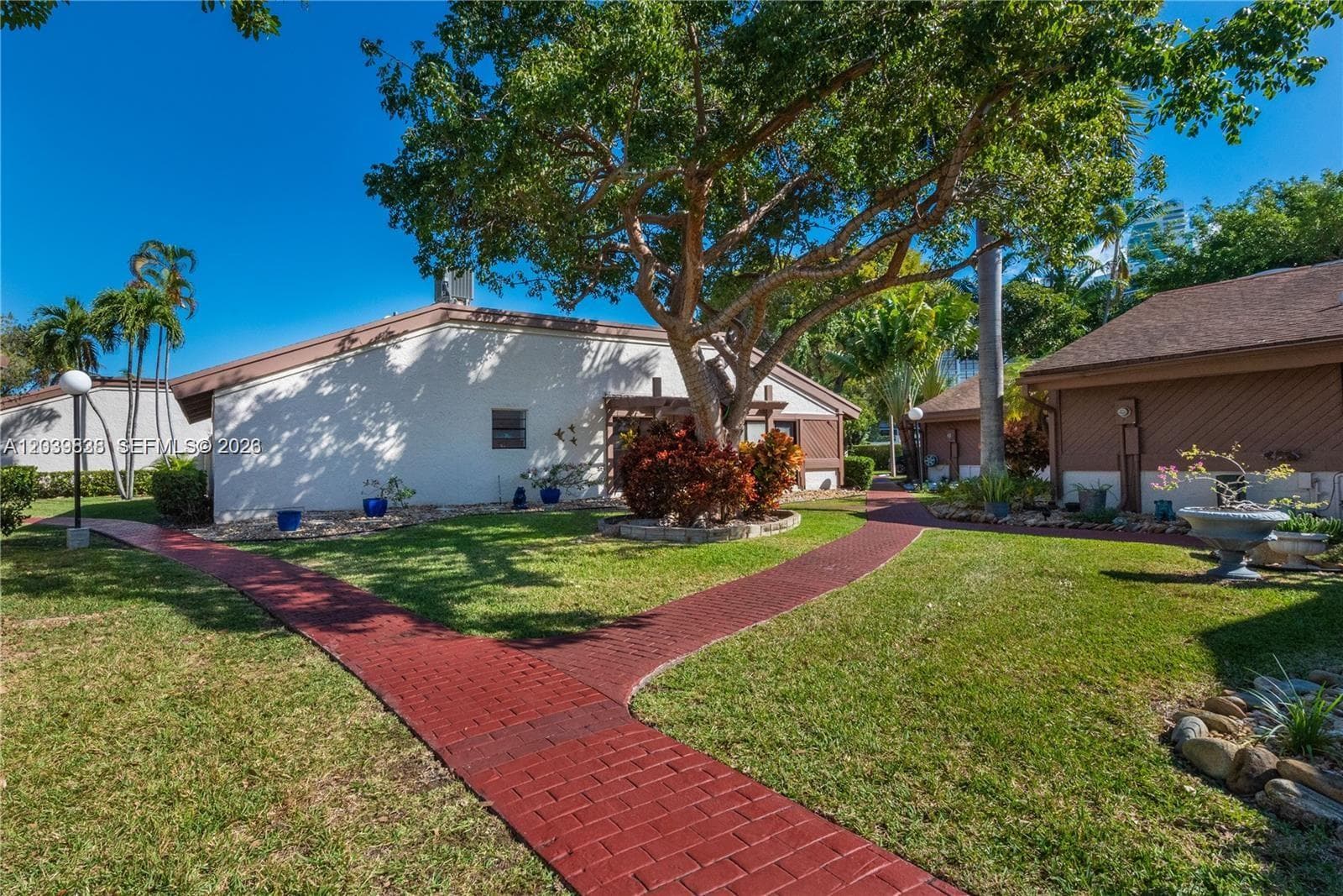 601 Leslie Dr photo 30