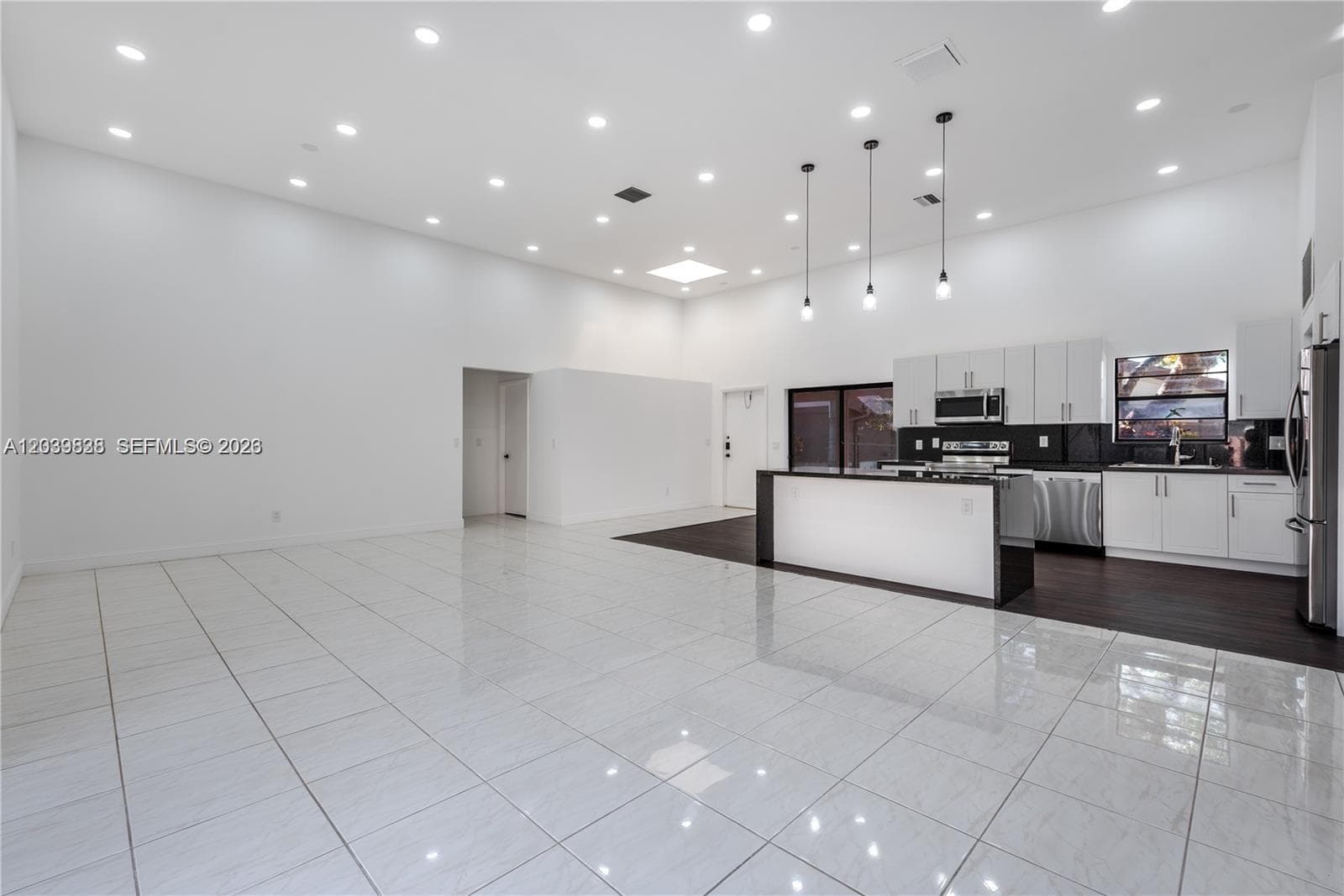 601 Leslie Dr photo 14