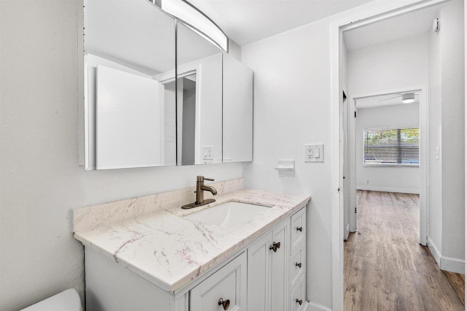 Horizon 104 BATHROOM-3