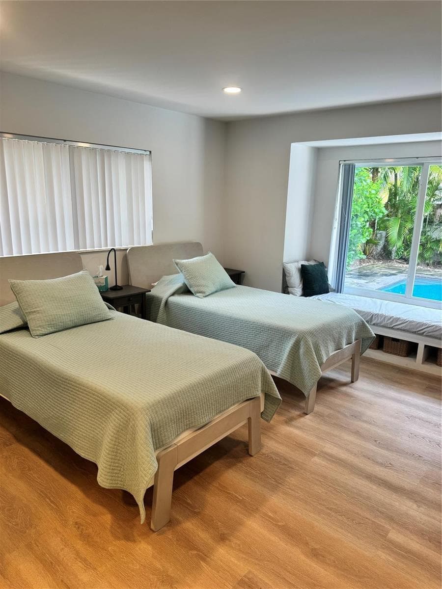 4 of 4 w/ 2 Twin beds.