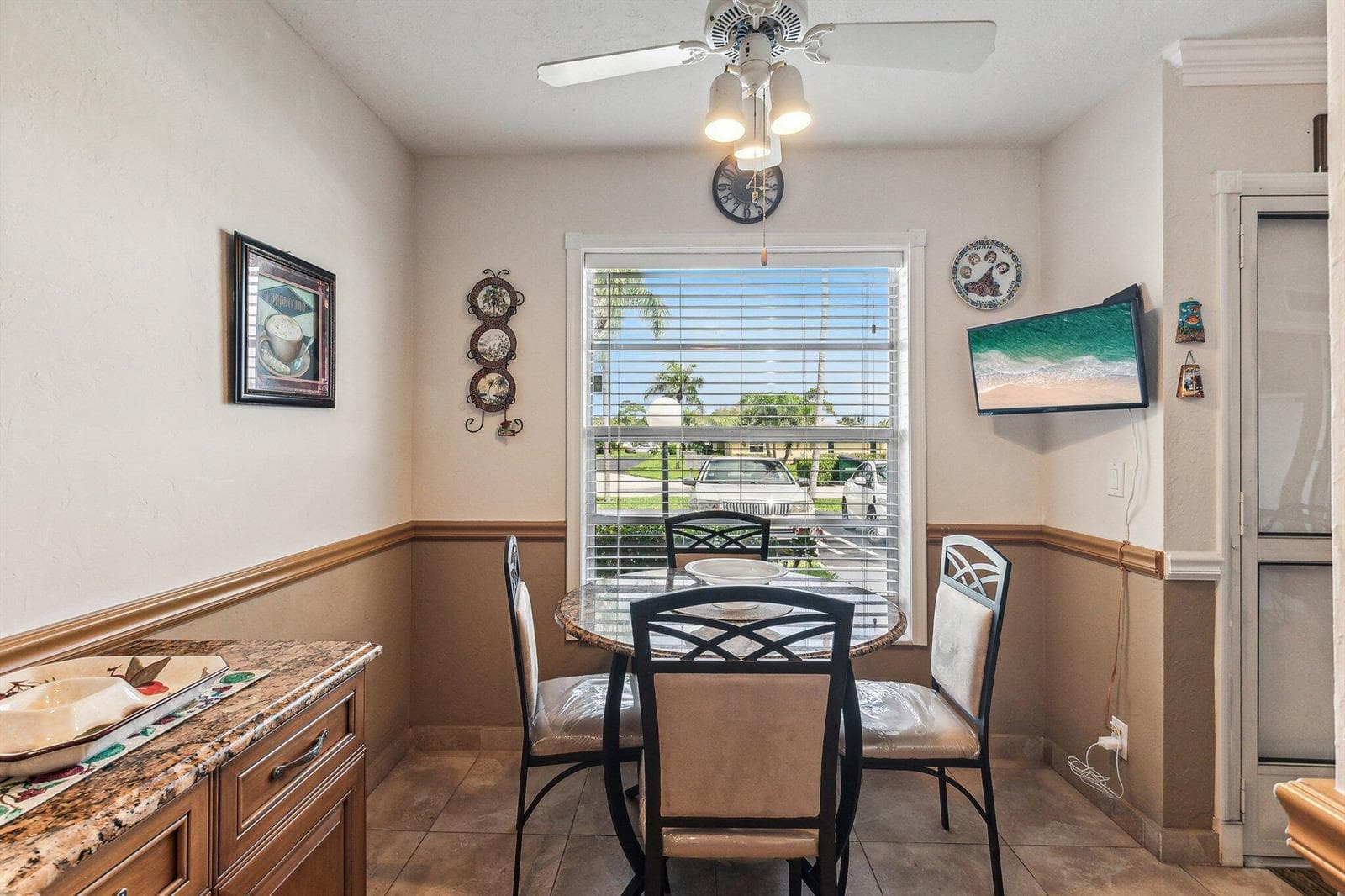 BREAKFAST NOOK
