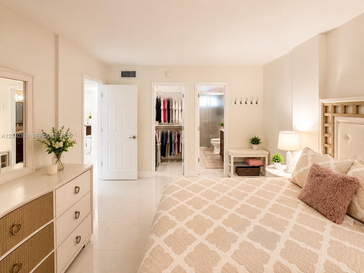 APRIL BREEZE CONDO · #106 in Hallandale Beach - Photo 9