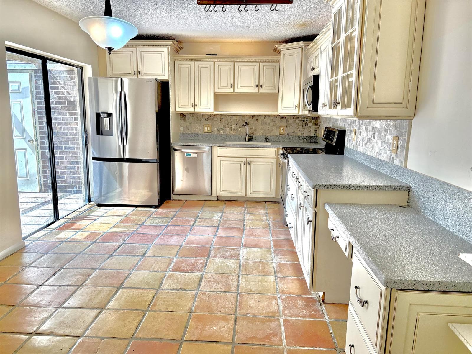 Kitchen & dining area