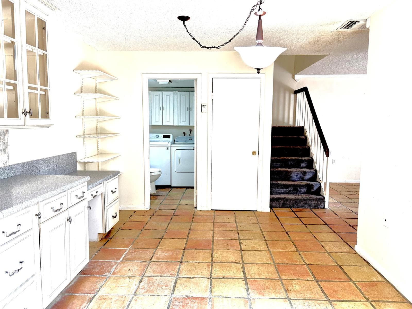 DiningArea+1:2 bath&laundry