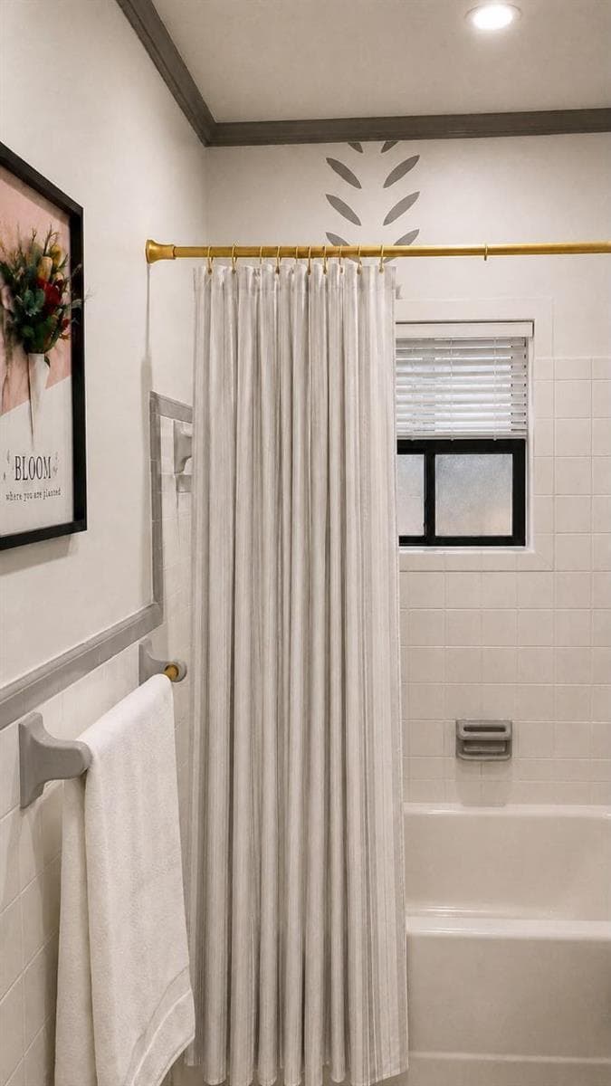 Bathroom tub