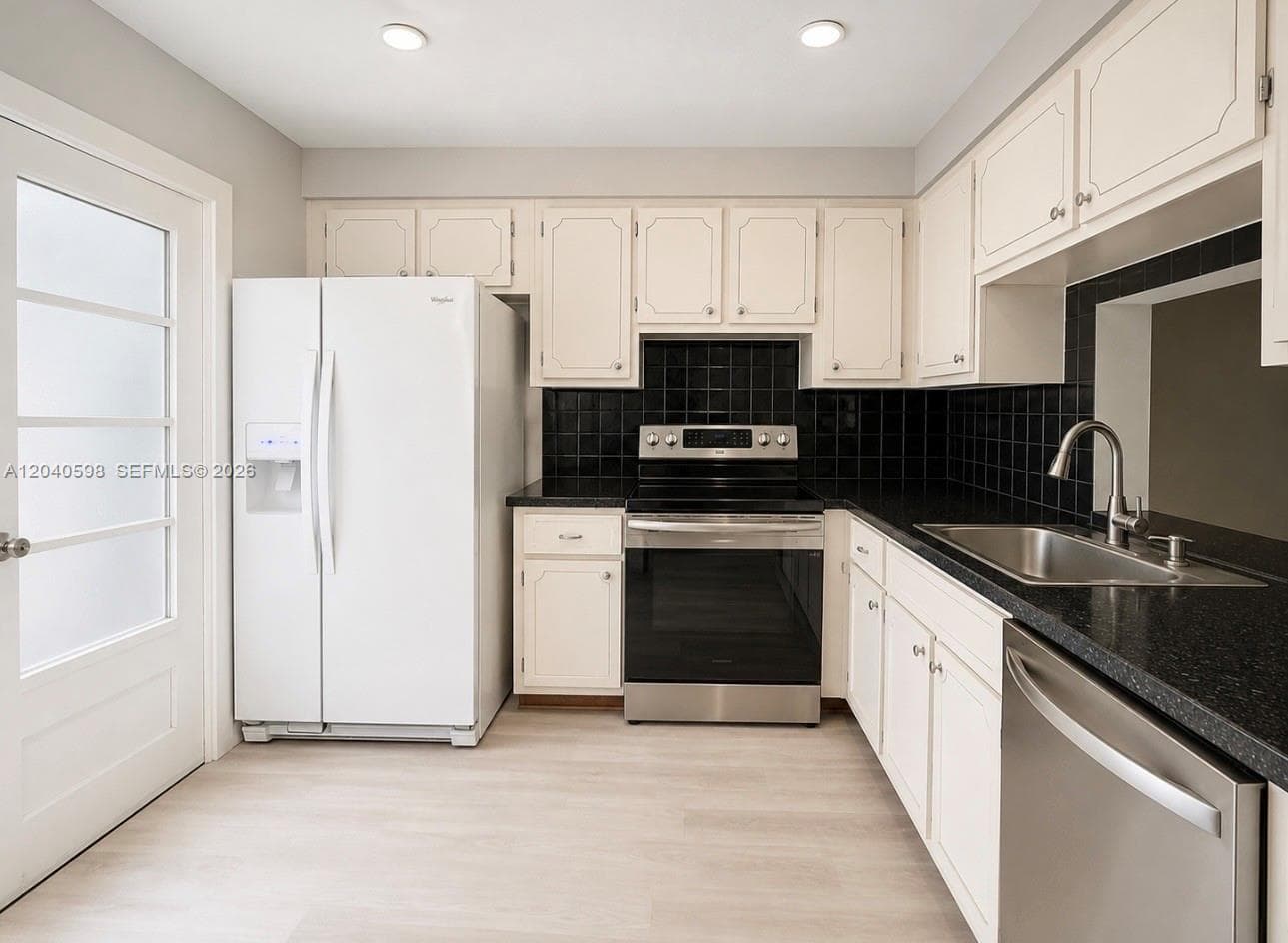 ISLANDS-MARTINIQUE CONDO · #601 in Hallandale Beach - Photo 5
