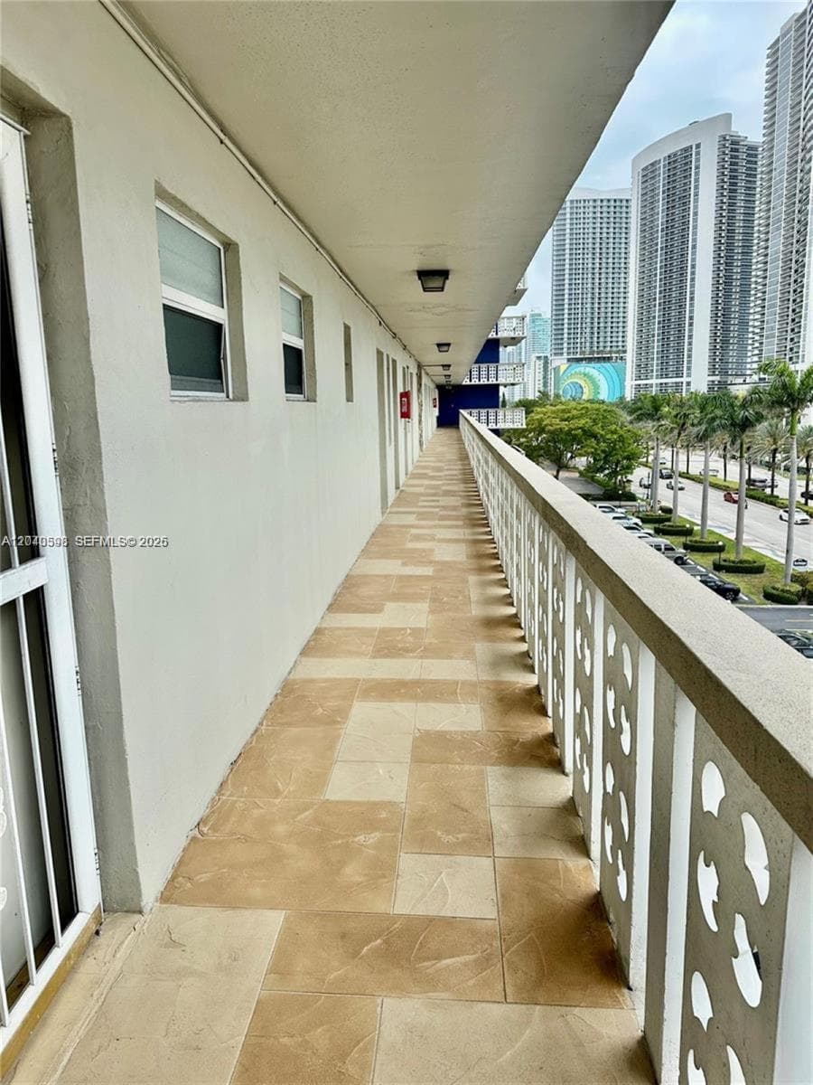 ISLANDS-MARTINIQUE CONDO · #601 in Hallandale Beach - Photo 37