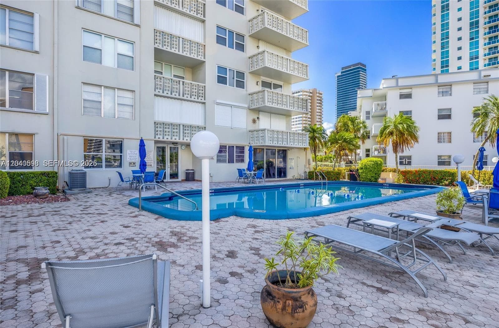 ISLANDS-MARTINIQUE CONDO · #601 in Hallandale Beach - Photo 25