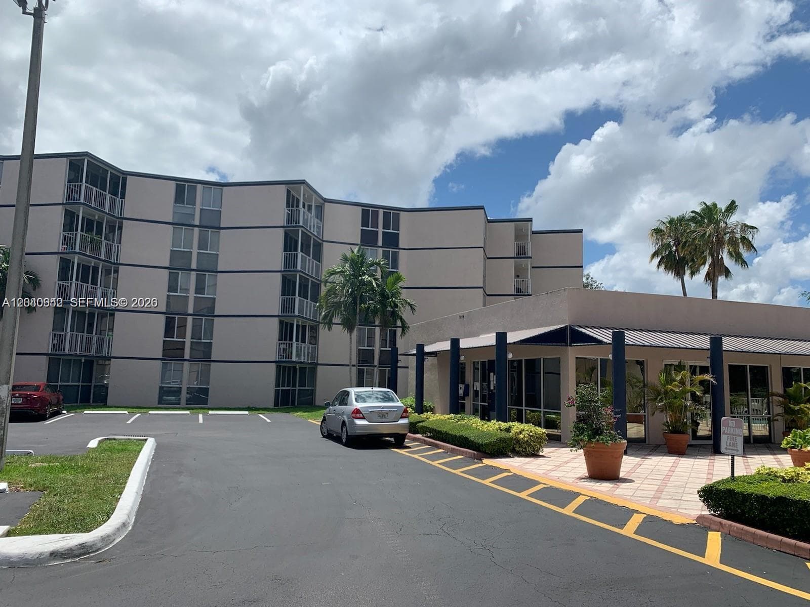 LAS BRISAS @COUNTRY CLUB · #D310 in Hialeah - Photo 1