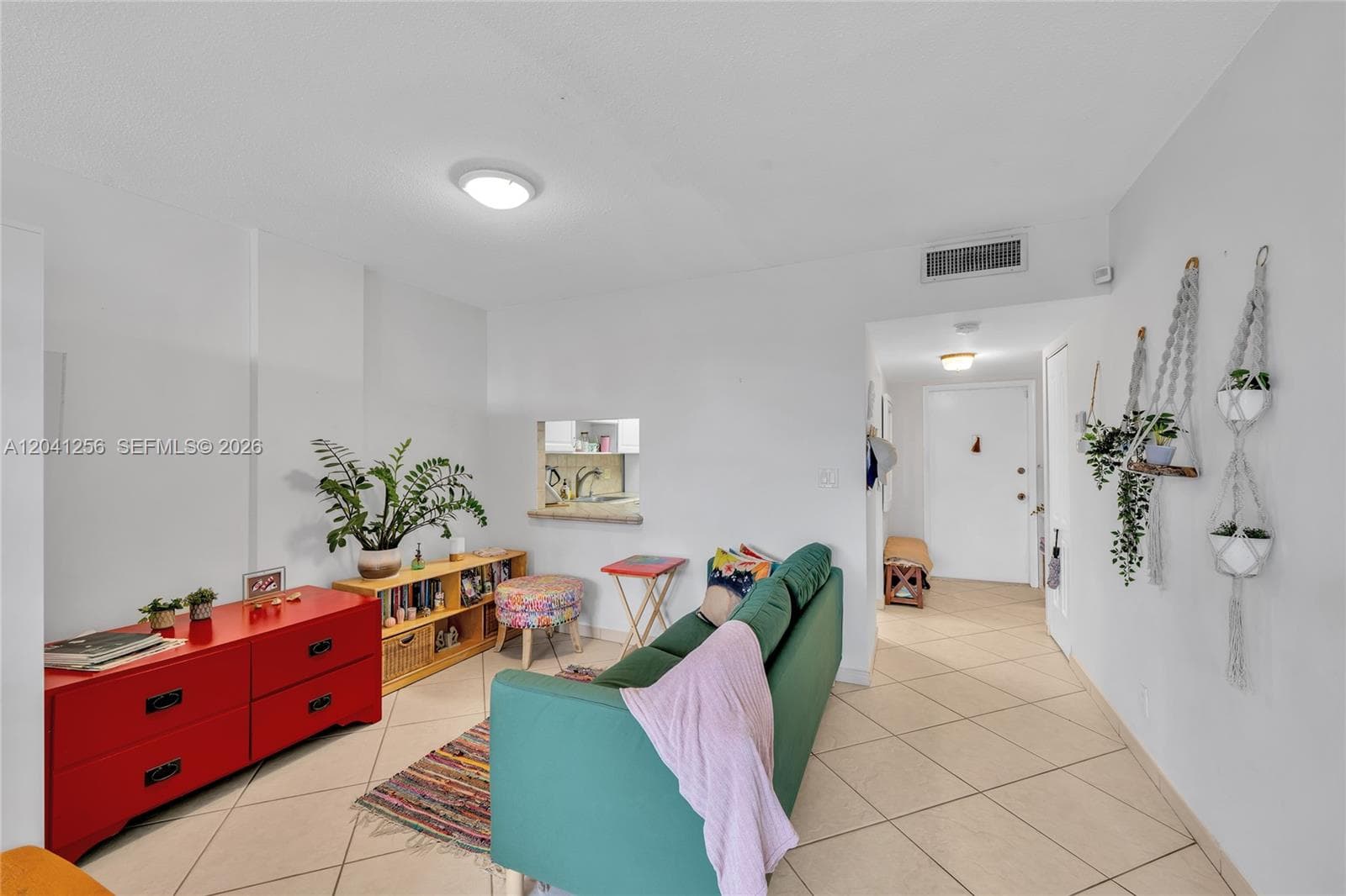Golden View Condo · #402 in Hallandale Beach - Photo 2
