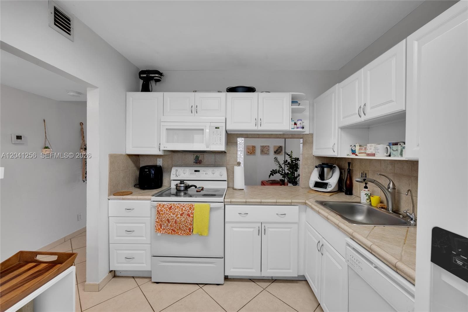 Golden View Condo · #402 in Hallandale Beach - Photo 3