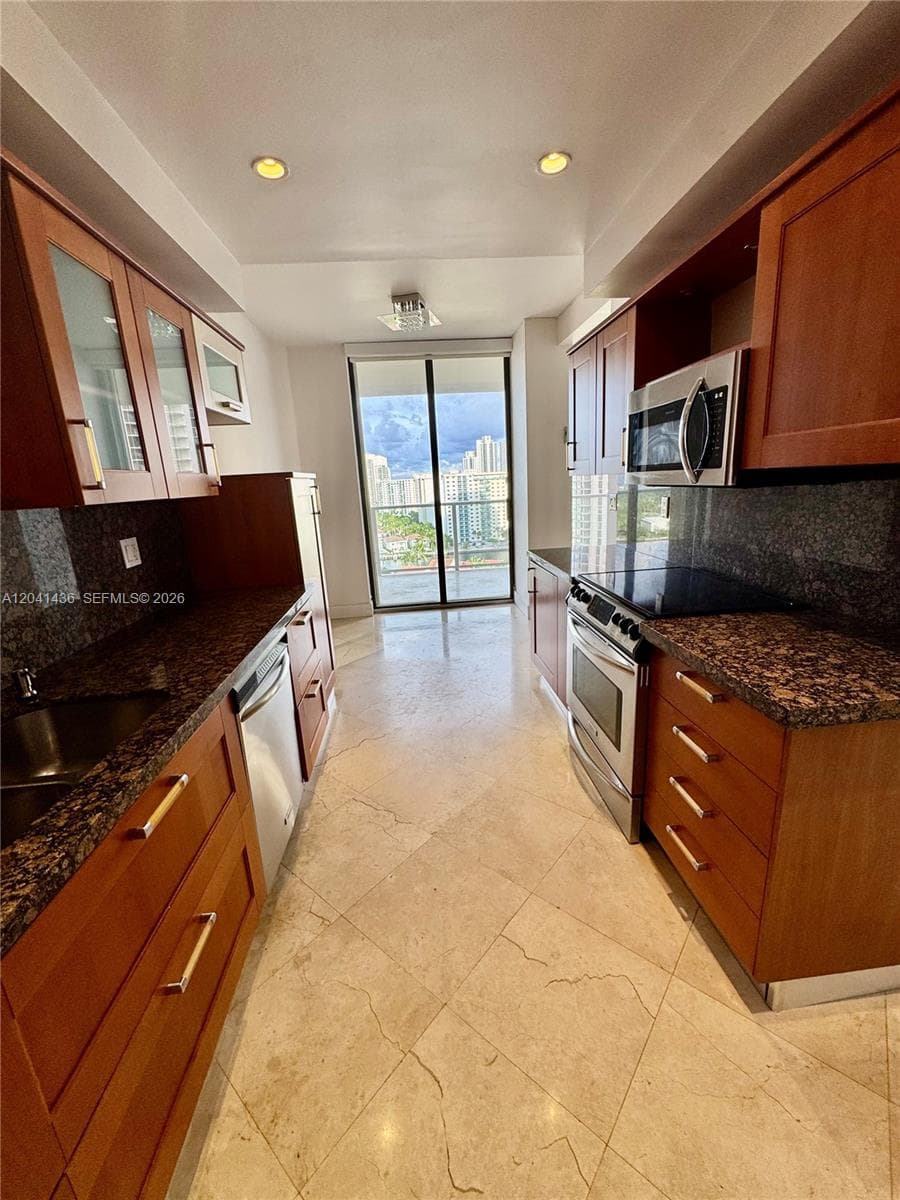 MARINA TOWER CONDO · #15F in Aventura - Photo 6