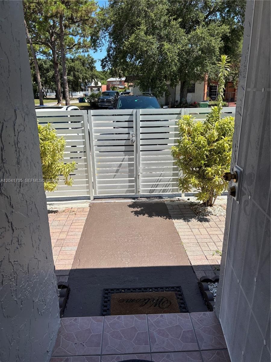 21122 NW 39th Ave photo 4