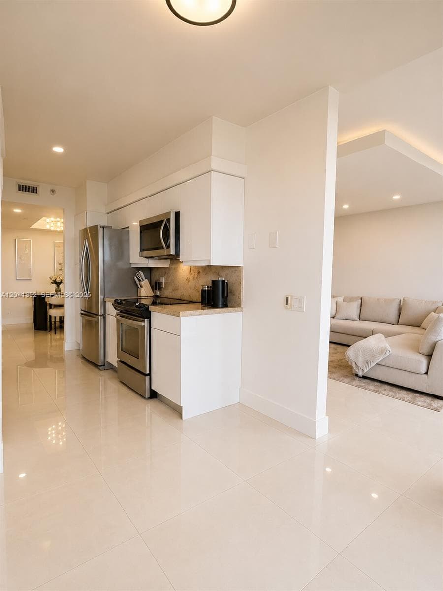 HARBORSIDE AT THE WATERWA · #502 in Aventura - Photo 6