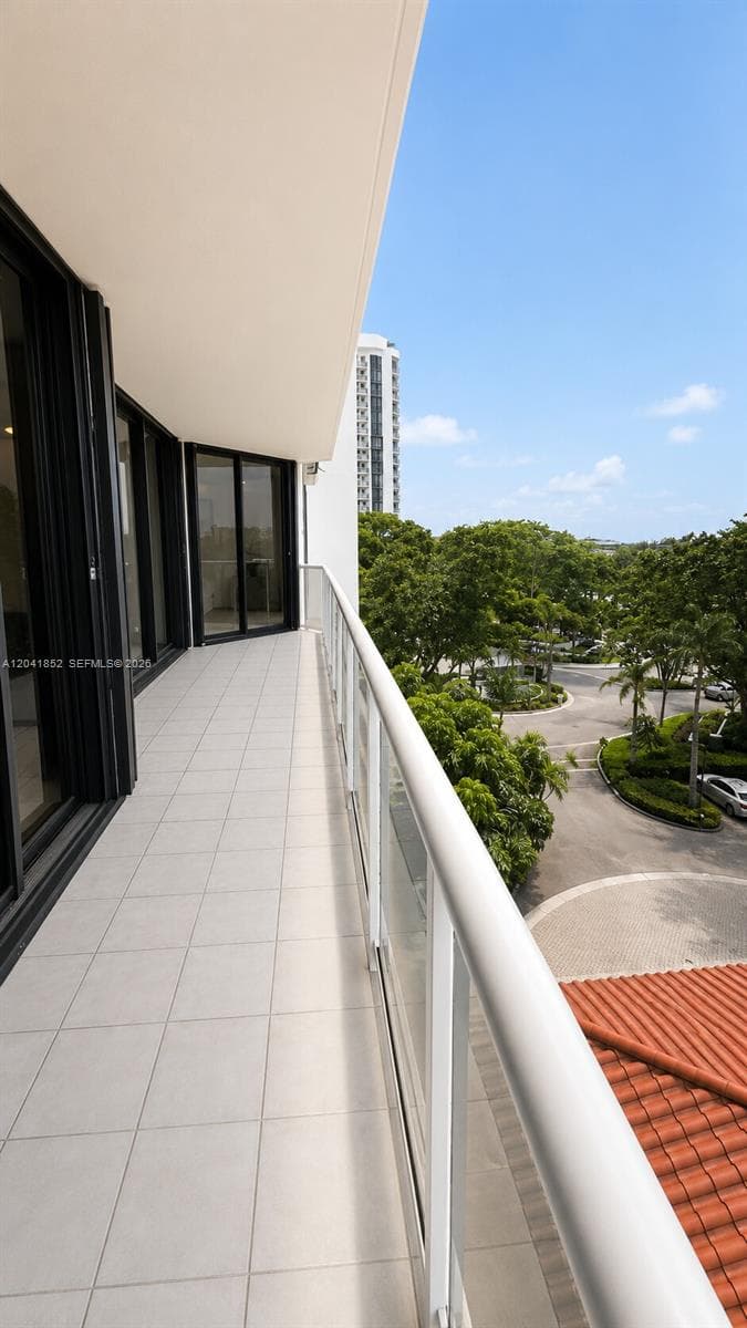 HARBORSIDE AT THE WATERWA · #502 in Aventura - Photo 12
