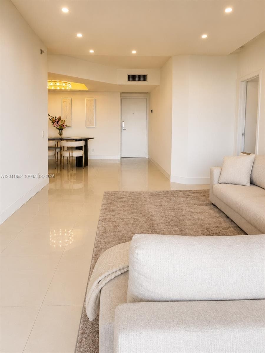 HARBORSIDE AT THE WATERWA · #502 in Aventura - Photo 8