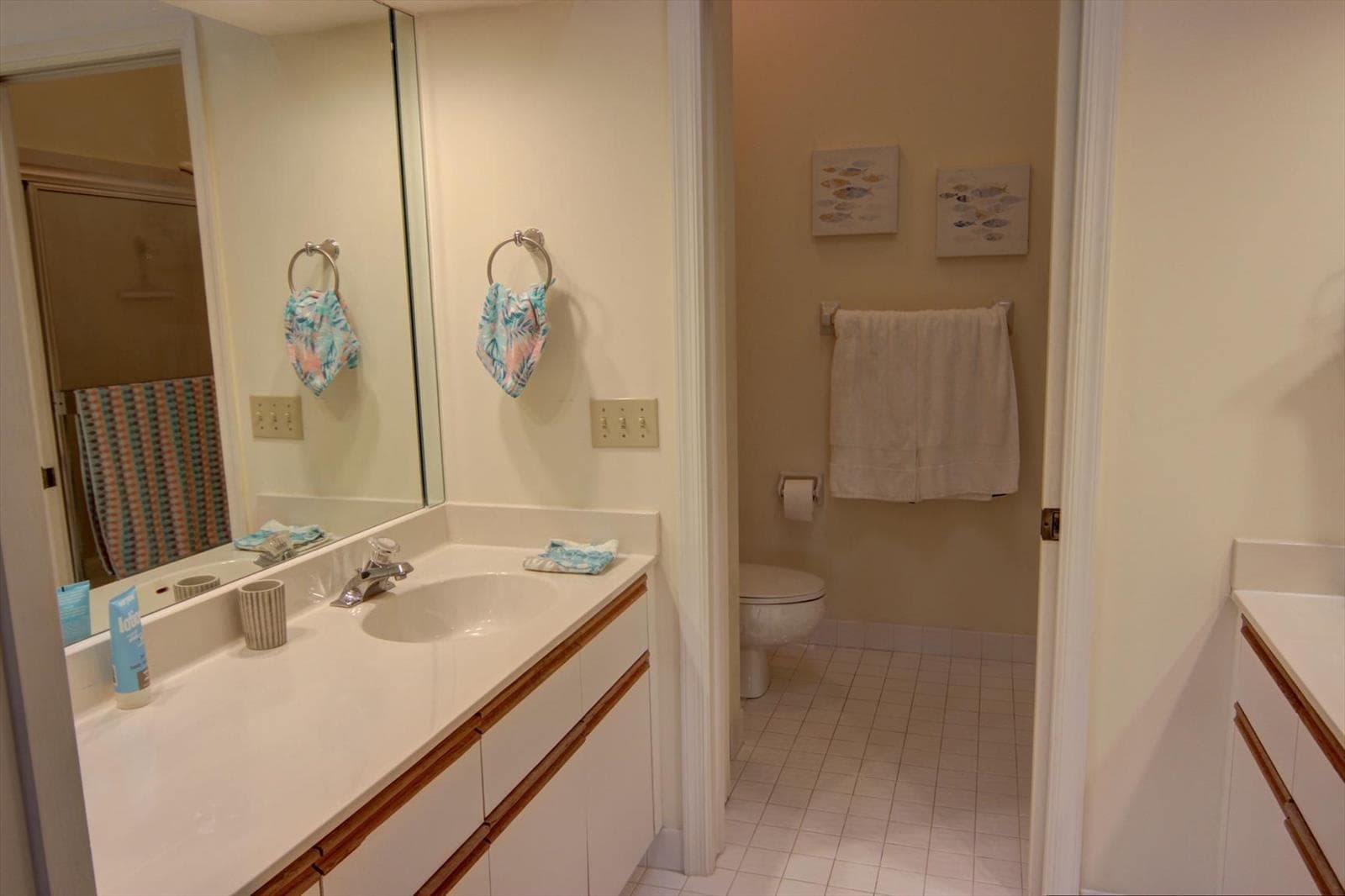 upstairs bath w tub