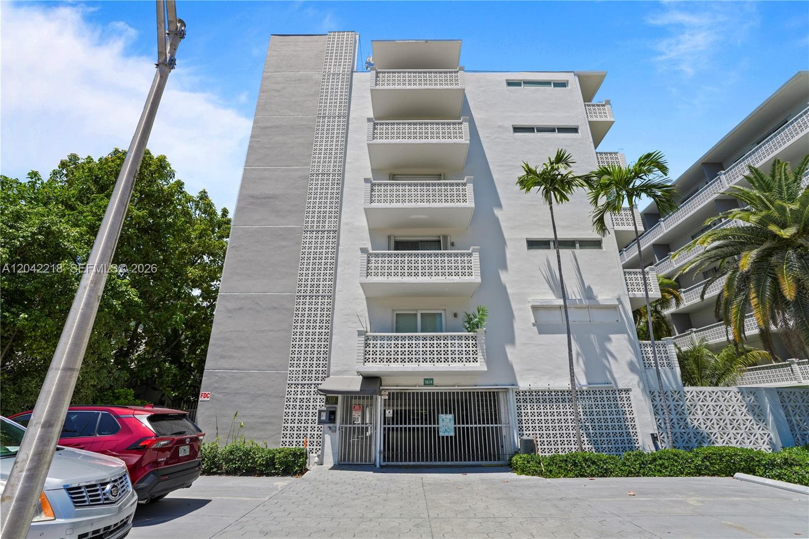 TWIN TOWERS · #203 in Miami Beach - Photo 27