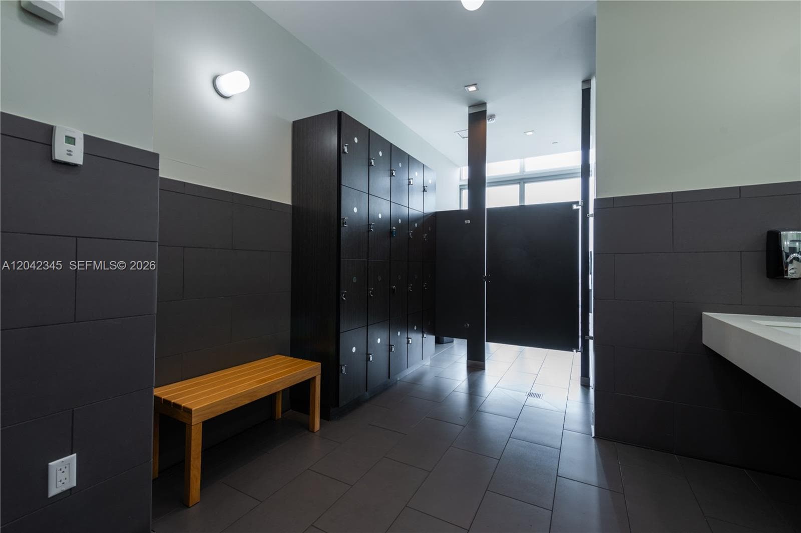GYM BATHROOM & SHOWER