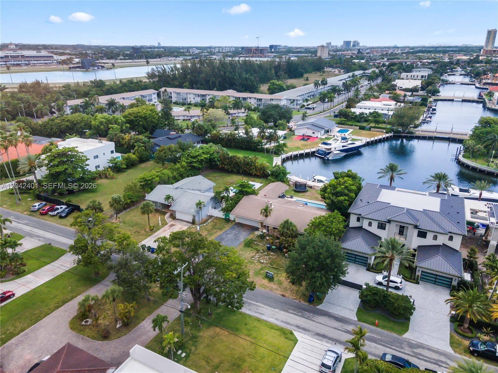 496 Holiday Dr photo 12