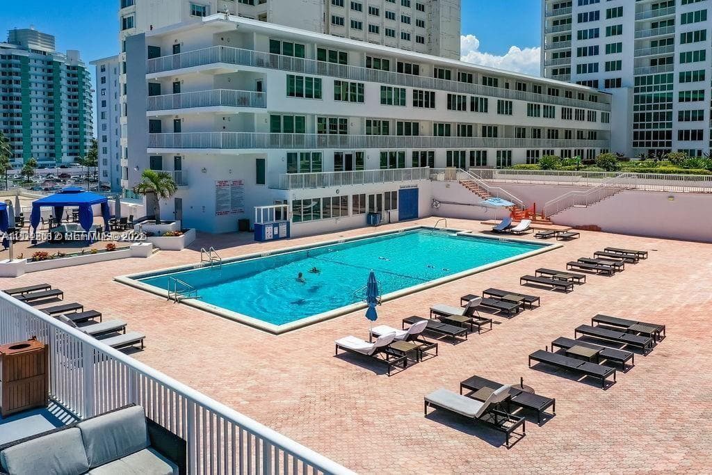THE CARRIAGE HOUSE CONDO · #909 in Miami Beach - Photo 13