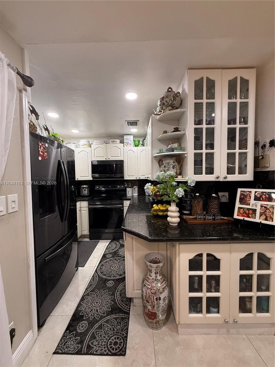 CRYSTAL LAKE CONDO 4100 · #111 in Deerfield Beach - Photo 2