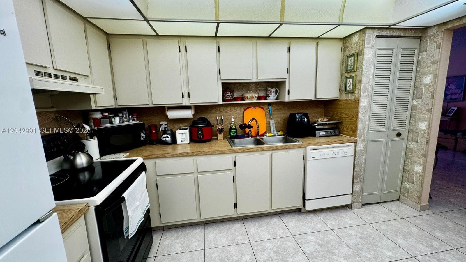 HALLANDALE GARDENS CONDO · #103 in Hallandale Beach - Photo 2