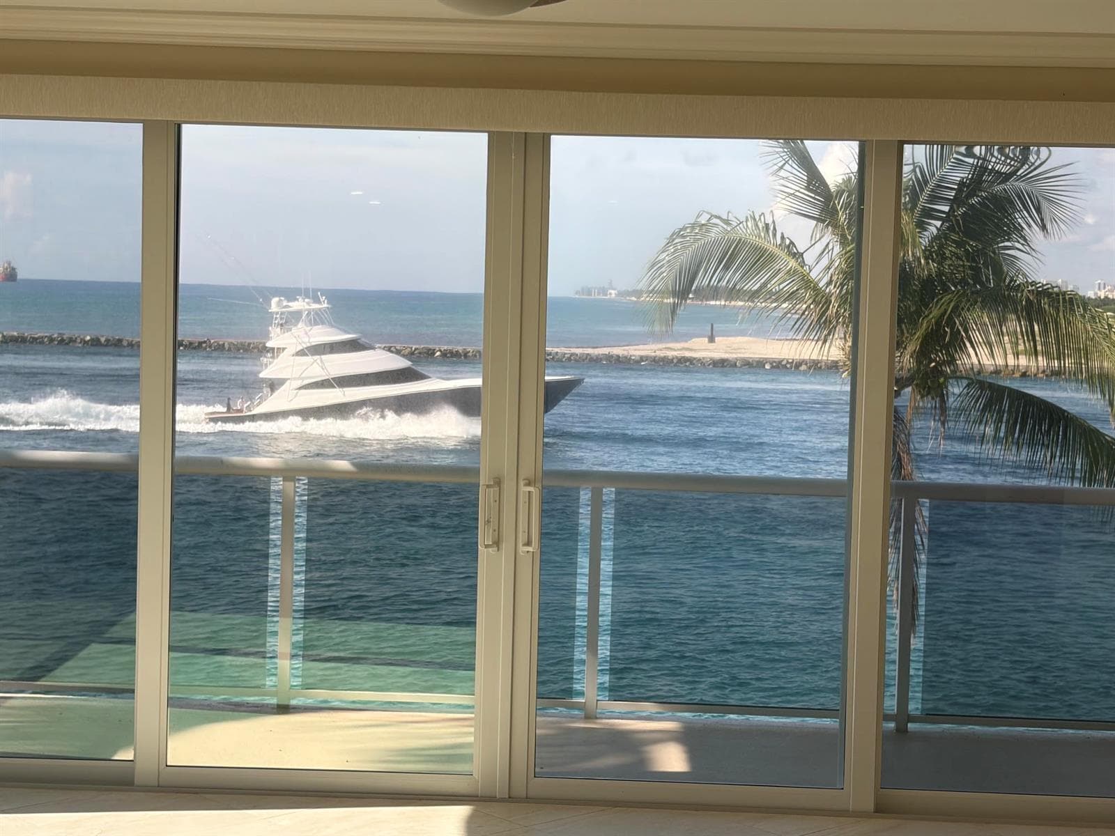 140 Inlet yacht view