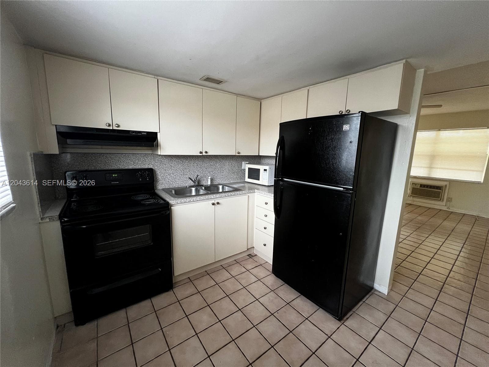 EDGEWATER BEACH CONDO · #104 in Dania Beach - Photo 2