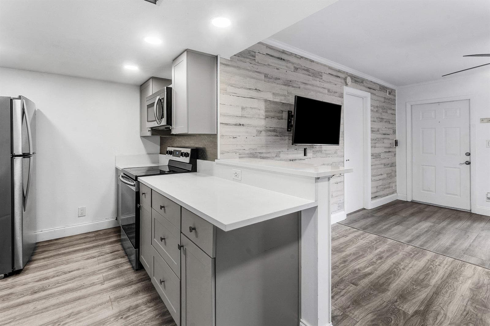 013-612ExecutiveCenterDrive-3107-WestPal