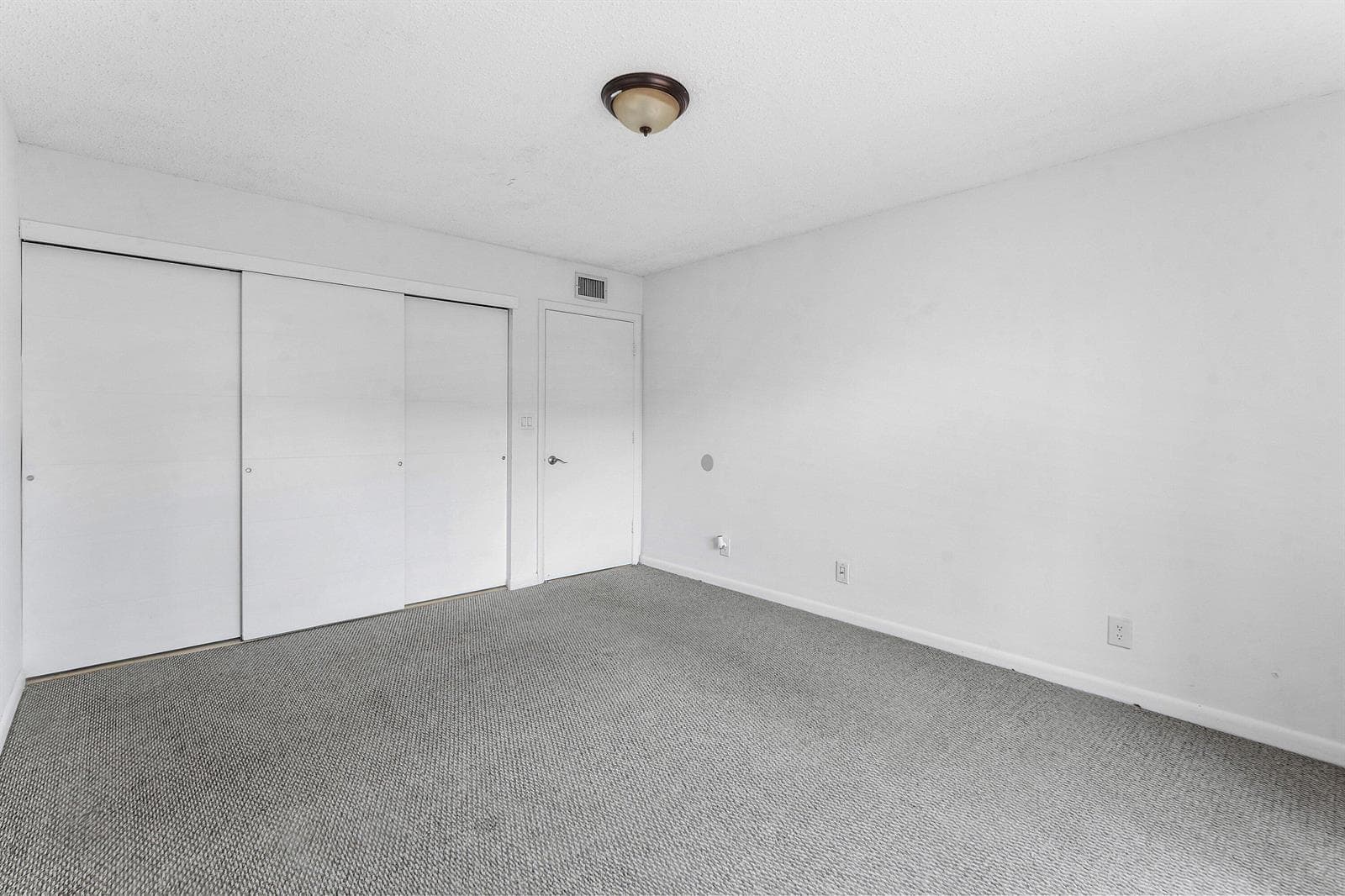 019-612ExecutiveCenterDrive-3107-WestPal