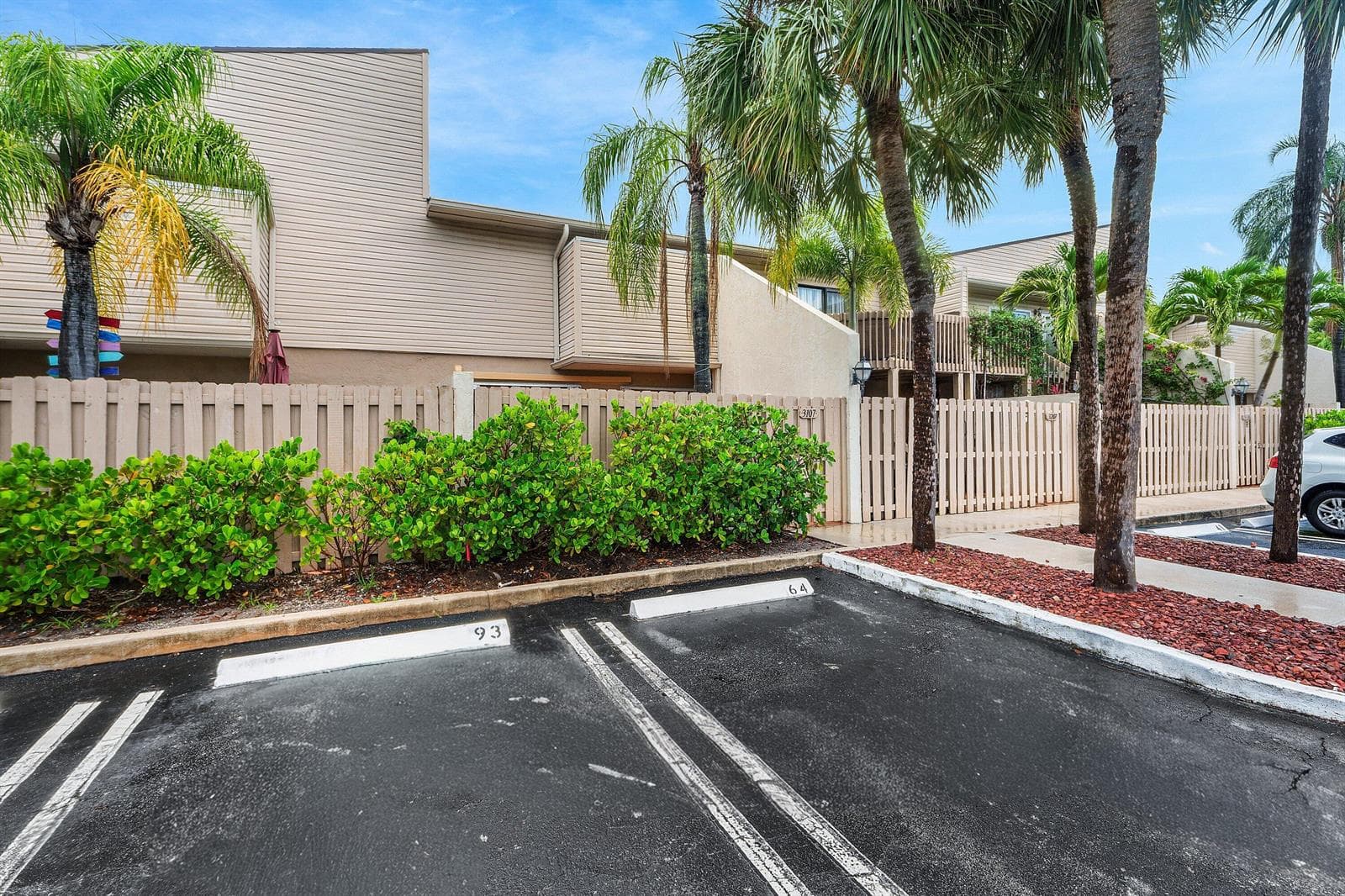 003-612ExecutiveCenterDrive-3107-WestPal
