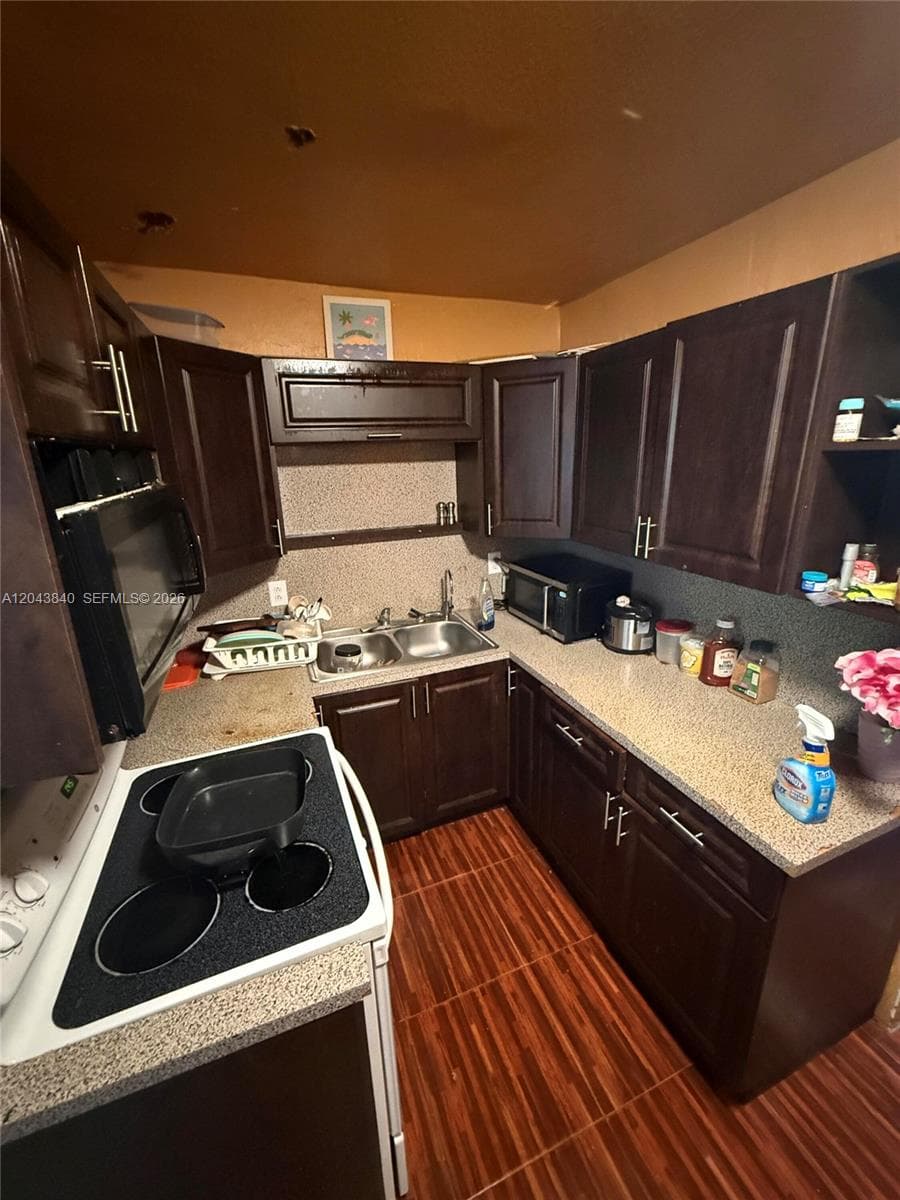 15505 Hayes Ln photo 2