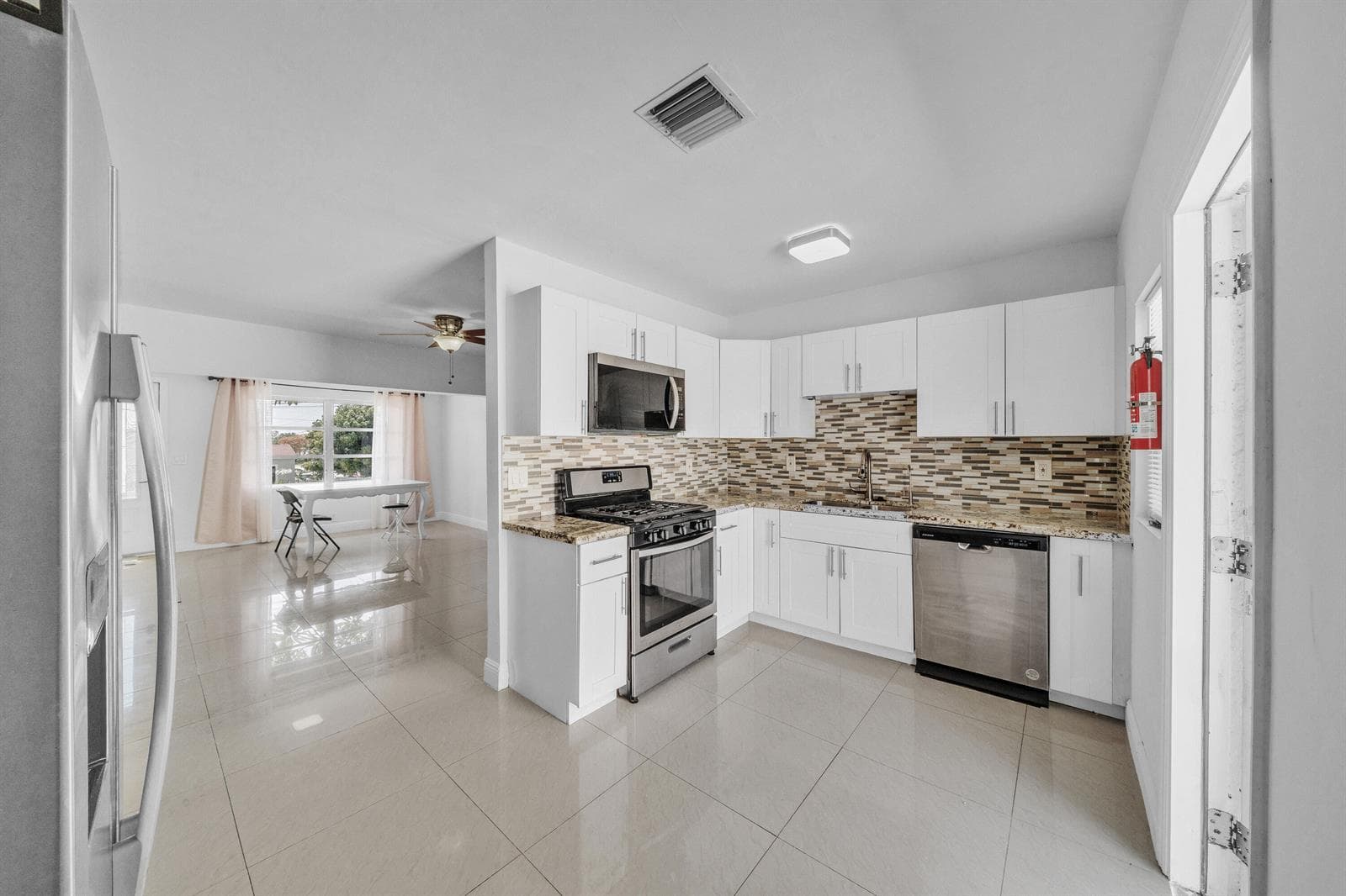 6 Kitchen (2)