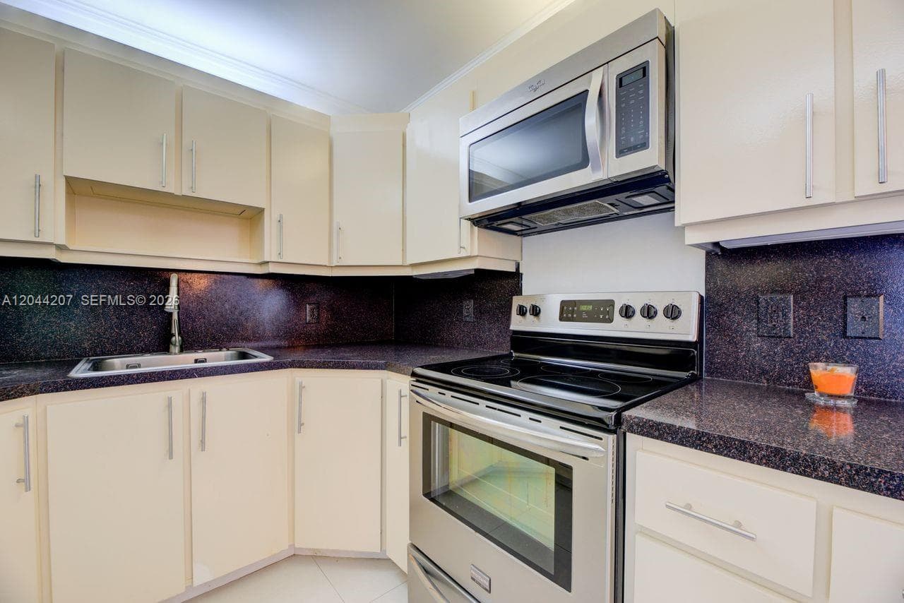 DORSET HOUSE CONDO · #C1011 in North Miami - Photo 9