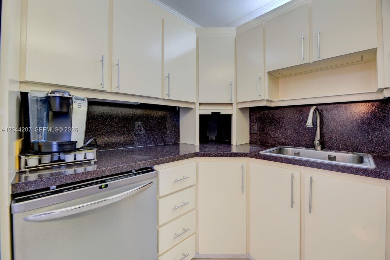 DORSET HOUSE CONDO · #C1011 in North Miami - Photo 10