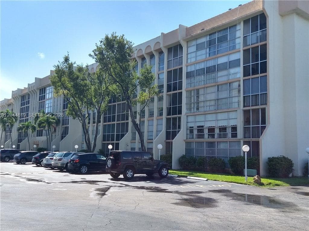 DESOTO PARK CONDO · #517 in Hallandale Beach - Photo 2