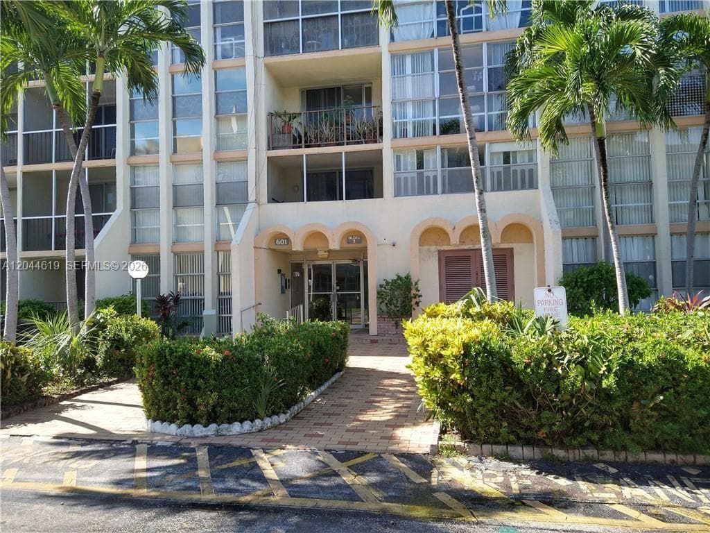 DESOTO PARK CONDO · #517 in Hallandale Beach - Photo 3