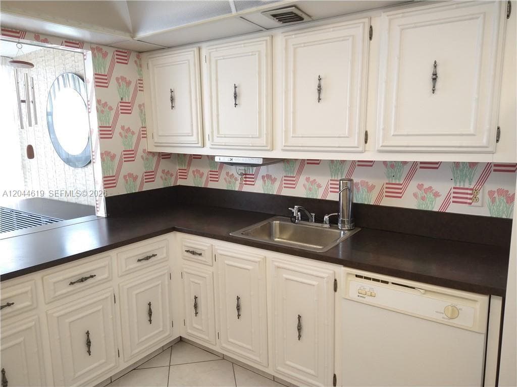 DESOTO PARK CONDO · #517 in Hallandale Beach - Photo 9