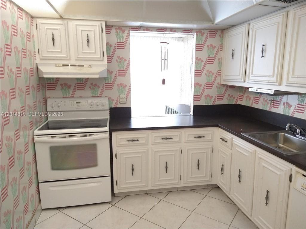 DESOTO PARK CONDO · #517 in Hallandale Beach - Photo 8