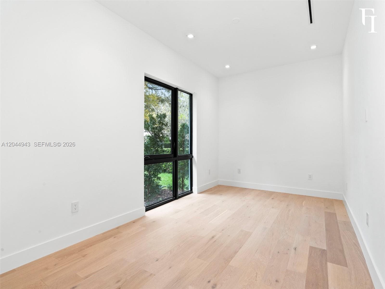 1111 Alberca St photo 27