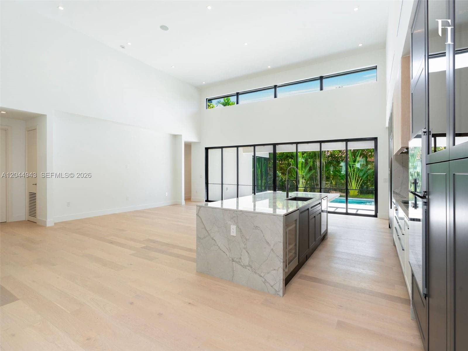 1111 Alberca St photo 12