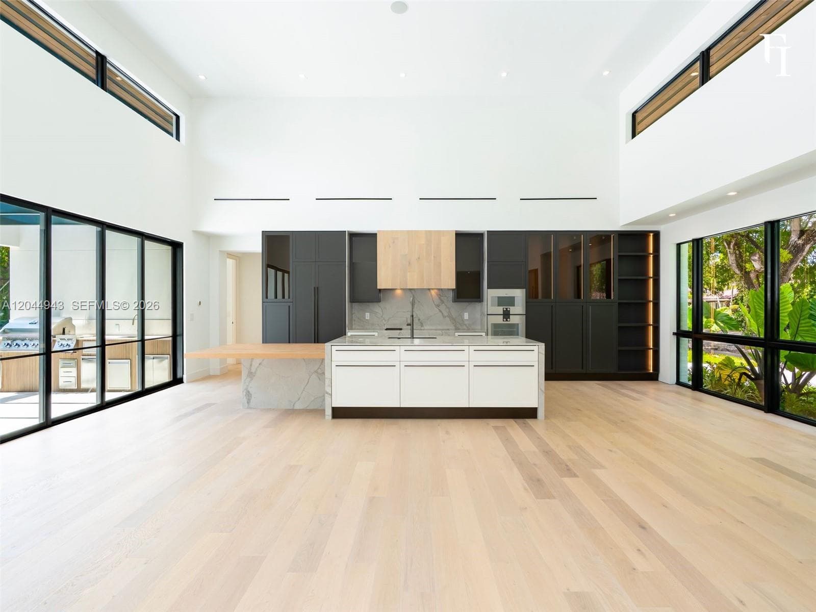 1111 Alberca St photo 7